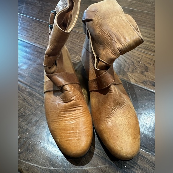 Vintage Tan Leather Ankle Boots with Buckle - Picture 5 of 5